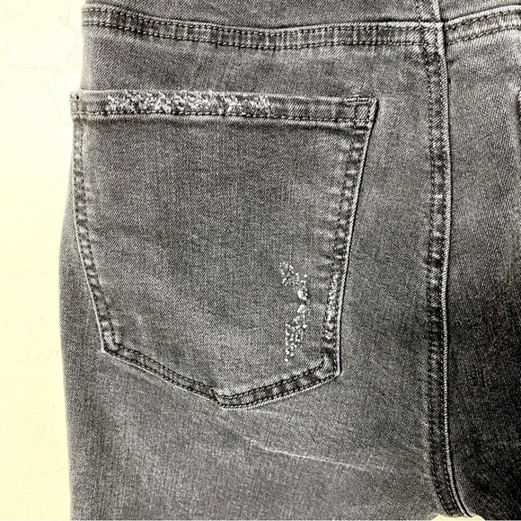 Forever 21 Black High Waisted Straight Leg Distressed Cropped Jeans Size 27 - Picture 12 of 13